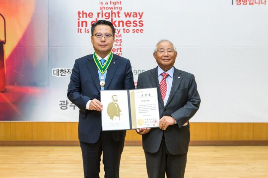 송종욱(왼쪽) 광주은행장이 7일 대한적십자사 창립 112주년 기념 광주전남지사 연차대회에서 광주은행 대표로 적십자사회원 유공장 최고명예대장을 수상한 뒤 최상준 광주적십자사 광주전남지사 회장과 기념촬영을 하고 있다./사진제공=광주은행