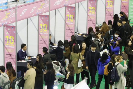 7일 서울 도봉구 덕성여자대학교에서 열린 ‘취업 페스티벌’의 상담 부스에 구직자들이 몰려 북적이고 있다. 이날 행사에는 대기업·공기업 등 40여개 기업이 참가해 현장 채용과 상담을 진행했다./연합뉴스