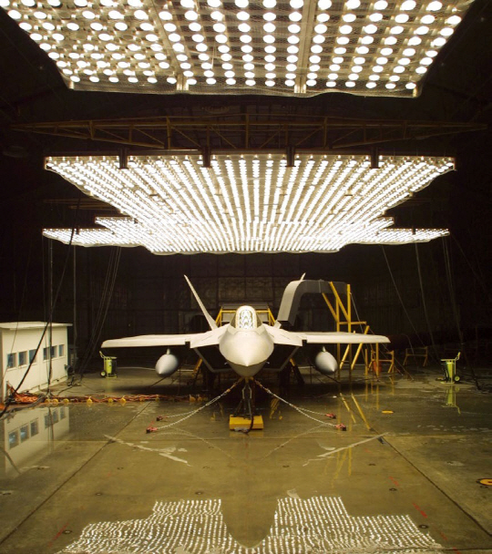 얼리고 구워라 : 지난 2002년, 맥킨리 연구소는 록히드 마틴의 F-22 랩터 전투기를 극지(위)와 사막(아래)의 환경에서 시험했다.
