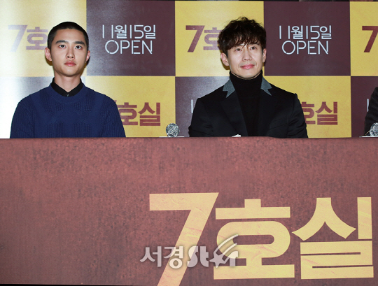 배우 도경수(엑소 디오), 신하균이 7일 오후 서울 광진구 롯데시네마 건대입구에서 열린 영화 ‘7호실(감독 이용승)’ 언론시사회에 참석하고 있다.