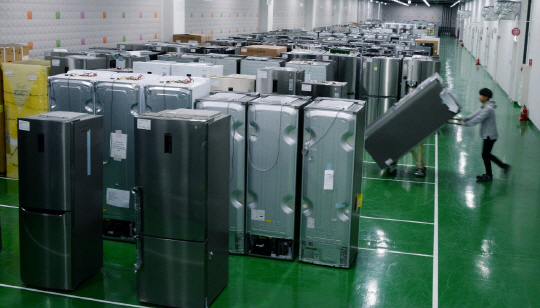 LG전자 창원R&D센터 지하 1층 시료 보관실에서 한 연구원이 제품 개발에 사용할 냉장고 시료를 운반하고 있다. /사진제공=LG전자