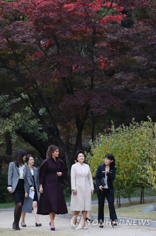 김정숙 여사·멜라니아 여사 다정한 가을 산책 “비행기로 와서 멀지 않고 편하게 왔다”