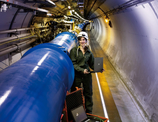 Q : 거대강입자가속기(LHC) 터널 속에 사람이 있을 때 가동된다면?