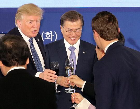 트럼프, 한국서 맞은 '당선 1년'…하루 먼저 받은 축하인사