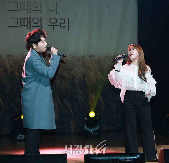 어반자카파가 8일 오후 서울 강남구 일지아트 홀에서 열린 싱글 ‘그때의 나, 그때의 우리’ 발매 기념 쇼케이스에 참석하고 있다.