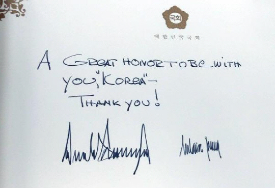 도널드 트럼프 미국 대통령은 8일 국회에 도착해 본관 1층 로비에서 “한국과 함께여서 대단히 영광이다. 감사하다”는 방명록을 남겼다. /연합뉴스
