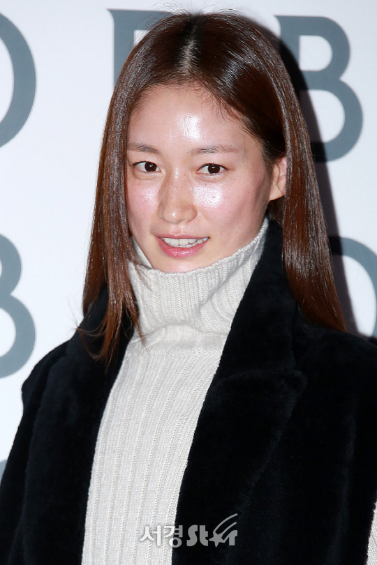 모델 박세라가 8일 오후 서울 강남구 한 매장에서 열린 한 의류브랜드 컬렉션 런칭기념 포토콜 행사에 참석해 포즈를 취하고 있다.