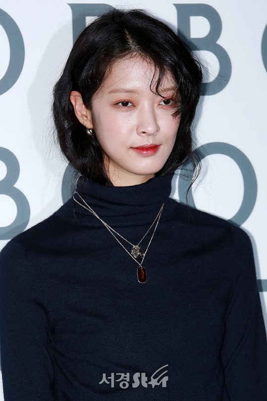 모델 송경아가 8일 오후 서울 강남구 한 매장에서 열린 한 의류브랜드 컬렉션 런칭기념 포토콜 행사에 참석해 포즈를 취하고 있다.