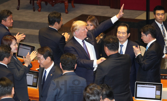 도널드 트럼프 미국 대통령이 8일 국회 본회의장에서 연설을 마친 뒤 의원들과 악수하고 있다. 트럼프 대통령은 “북한은 감옥국가”라며 “우리를 과소평가하거나 시험하지 말라”고 말했다. /이호재기자