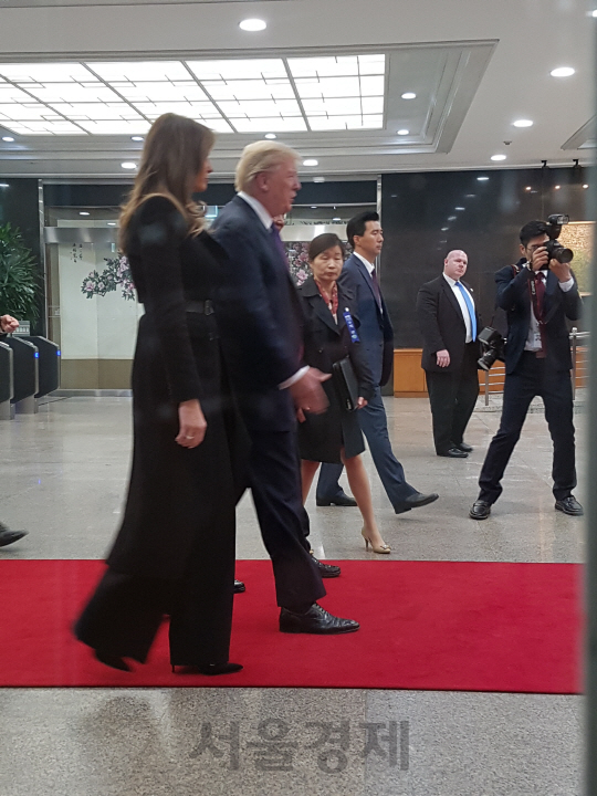 도널드 트럼프 미국 대통령이 8일 오전 서울 여의도 국회를 방문해 부인 멜라니아 여사와 함께 입장하고 있다. /권경원기자