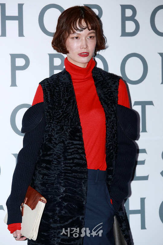 모델 송경아가 8일 오후 서울 강남구 한 매장에서 열린 한 의류브랜드 컬렉션 런칭기념 포토콜 행사에 참석해 포즈를 취하고 있다.