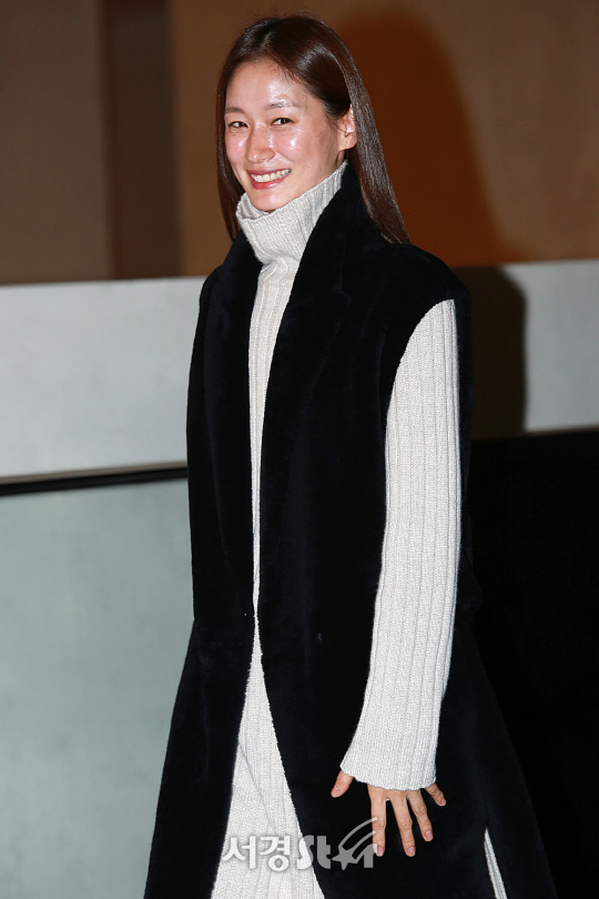 모델 박세라가 8일 오후 서울 강남구 한 매장에서 열린 한 의류브랜드 컬렉션 런칭기념 포토콜 행사에 참석해 포즈를 취하고 있다.