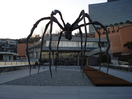 리움미술관 야외데스크에 설치된 조각가 루이즈 부르즈아의 청동 거미 조각상 ‘마망(Maman)’.