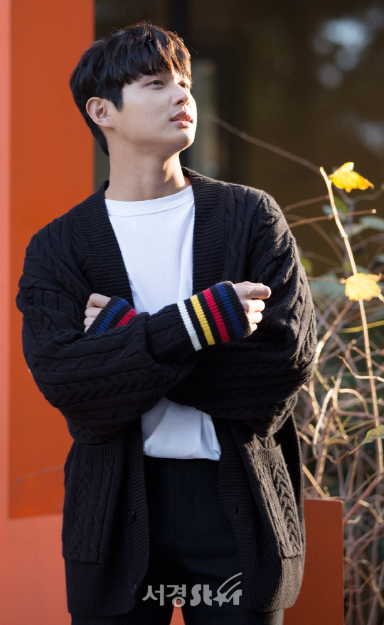 배우 이서원이 8일 오후 서울 강남구 한 카페에서 서경스타와의 인터뷰에 앞서 포즈를 취하고 있다.