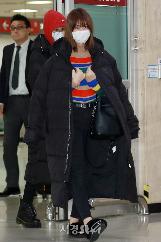 트와이스 멤버 사나와 모모가 8일 오후 서울 강서구 김포국제공항을 통해 일본 스케쥴을 마치고 입국하고 있다.