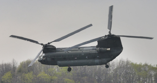 시험비행 나선 시누크 헬기 착륙 직후 넘어져…6명 부상