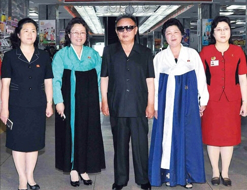 김정일이 지난 2011년 7월 평양 제일백화점을 시찰했을 때 수행했다고 알려진 김설송(사진 왼쪽). 북한 언론에 거의 노출되지 않아 진짜 김설송이냐, 다른 인물이냐 논란마저 있다.