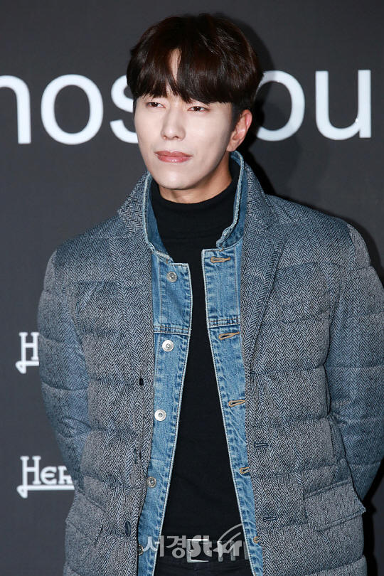 배우 윤현민이 8일 오후 서울 강남구 한 매장에서 열린 한 의류브랜드 런칭기념 포토콜 행사에 참석해 포즈를 취하고 있다.