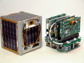 나카스카 신이치 도쿄대 항공우주공학과 교수가 지난 2003년 세계 최초로 쏘아 올리는 데 성공한 큐브셋(Cubesat) 위성. 가로·세로·높이 각 10㎝, 무게는 1㎏ 수준에 불과하다.