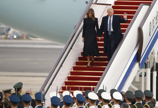 도널드 트럼프 미국 대통령과 부인 멜라니아(왼쪽) 여사가 8일(현지시간) 전용기인 ‘에어포스원’ 편으로 베이징 서우두공항에 도착해 계단을 내려오고 있다. /베이징=AP연합뉴스