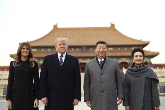 도널드 트럼프 미국 대통령 부부가 8일(현지시간) 중국 베이징 도착 직후 자금성으로 이동해 시진핑 중국 국가주석(오른쪽 두 번째) 내외와 나란히 기념촬영을 하고 있다./베이징=AP연합뉴스