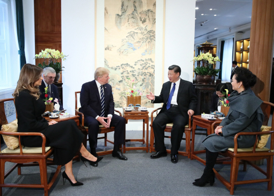 도널드 트럼프 미국 대통령이 8일(현지시간) 베이징 자금성 보운루에서 시진핑(오른쪽 두번째) 중국 국가주석 내외와 차를 마시며 환담하고 있다/베이징=신화연합뉴스