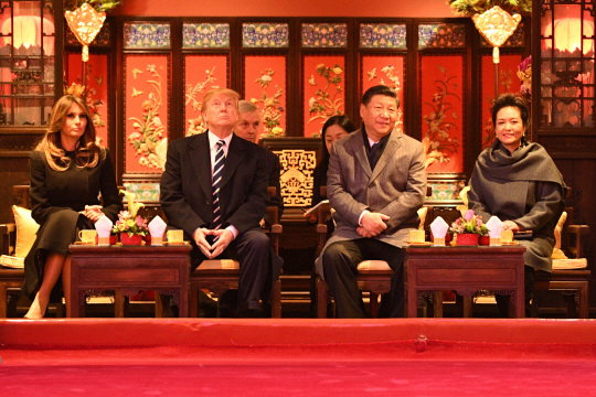 8일(현지시간) 도널드 트럼프 미국 대통령이 베이징 자금성 창음각에서 시진핑(오른쪽 두번째) 중국 국가주석 부부와 함께 중국 경극을 관람하기에 앞서 건축물의 화려한 장식을 둘러보고 있다./베이징=AFP연합뉴스