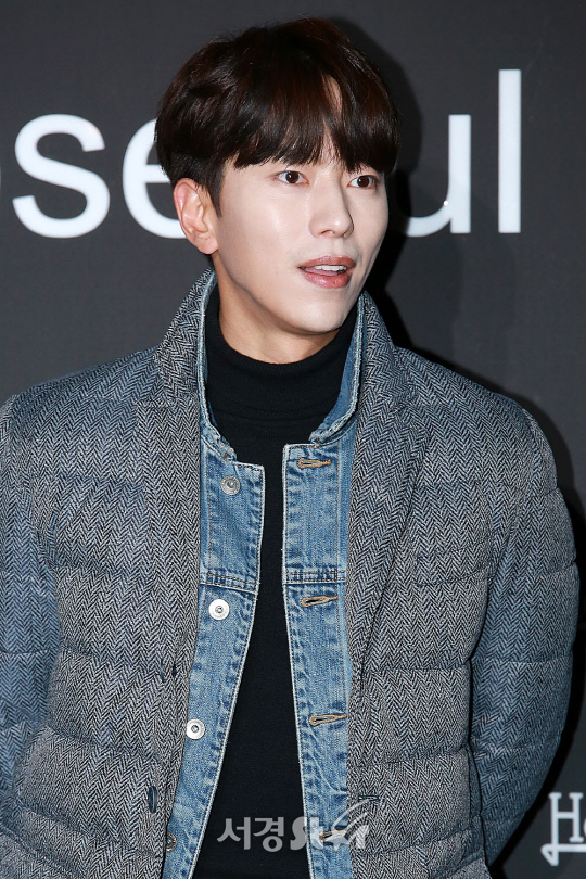 배우 윤현민이 8일 오후 서울 강남구 한 매장에서 열린 한 의류브랜드 런칭기념 포토콜 행사에 참석해 포즈를 취하고 있다.