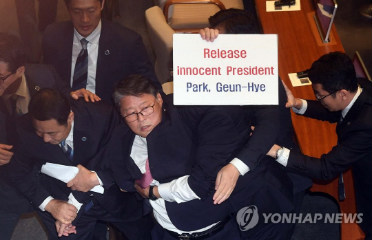조원진, 본회의장서 ‘박근혜 석방하라’ 피켓 시위하다 끌려나가
