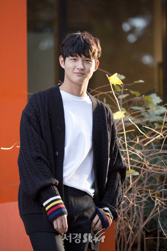 배우 이서원이 8일 오후 서울 강남구 한 카페에서 서경스타와의 인터뷰에 앞서 포즈를 취하고 있다.