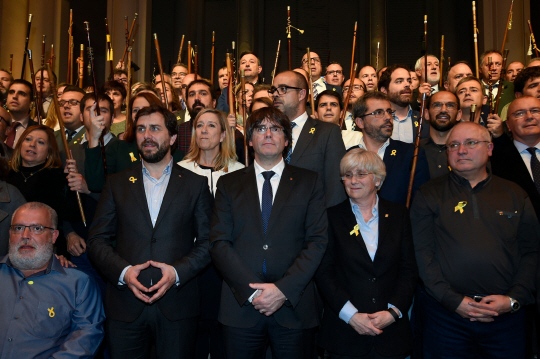 카를레스 푸지데몬(왼쪽 두 번째) 전 스페인 카탈루냐자치정부 수반이 7일(현지시간) 벨기에 브뤼셀에서 전직 카탈루냐 자치정부 장관들과 ‘카탈루냐 독립을 지지하는 시장들의 모임’에 참석하고 있다. 이날 카탈루냐 지역 시장 200명은 유럽연합(EU) 본부가 있는 브뤼셀에 모여 푸지데몬 전 수반에 대한 지지를 선언했다.  /브뤼셀=AFP연합뉴스