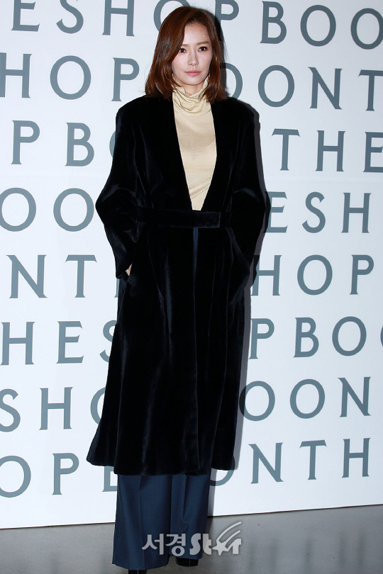 배우 손태영이 8일 오후 서울 강남구 한 매장에서 열린 한 의류브랜드 컬렉션 런칭기념 포토콜 행사에 참석해 포즈를 취하고 있다.