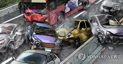 충북 괴산군 중부내륙고속도로에서 차량 연쇄 추돌사고가 발생했다./ 연합뉴스