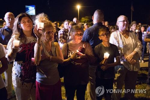 텍사스 총격사건 희생자를 추모하는 사람들/ 연합뉴스