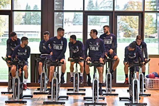 이탈리아 축구대표팀 선수들이 스웨덴과의 결전을 앞두고 실내 사이클로 몸을 풀고 있다. /피렌체=EPA연합뉴스