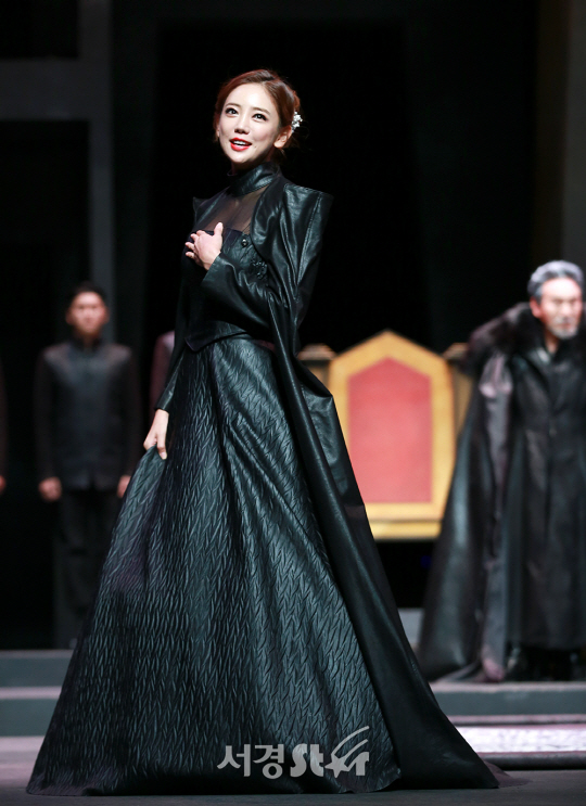 배우 이태임이 9일 오후 서울 용산구 국립중앙박물관에서 연극 ‘리어왕’ 프레스콜에 참석해 시연을 선보이고 있다.