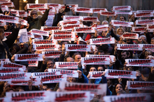 스페인 북동부에 위치한 바르셀로나시에서 시민들이 카탈루냐 분리독립을 주도한 정치인들의 석방을 요구하는 시위를 벌이고 있다. /바르셀로나=EPA연합뉴스