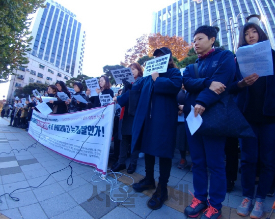한국여성의전화를 비롯한 424개 여성단체가 9일 서울 서대문구 경찰청 앞에서 집회를 열고 경찰의 사죄를 요구하고 있다. 집회는 100여명의 단체 대표가 참석했다./신다은 기자