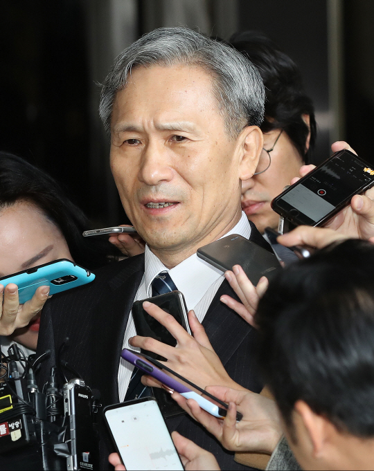 이명박 정부 시절 군 사이버사령부 ‘댓글 공작’에 관여한 의혹을 받고 있는 김관진 전 국방부 장관이 지난 7일 피의자 신분으로 조사를 받기위해 서울 서초구 중앙지검에 들어서며 취재진의 질문에 답하고 있다. /연합뉴스