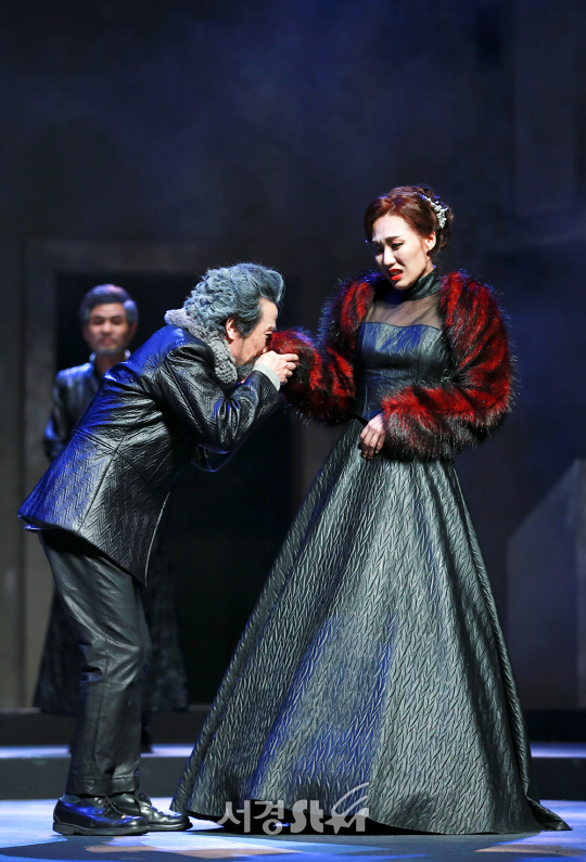 배우 안석환, 이은주가 9일 오후 서울 용산구 국립중앙박물관에서 연극 ‘리어왕’ 프레스콜에 참석해 시연을 선보이고 있다.