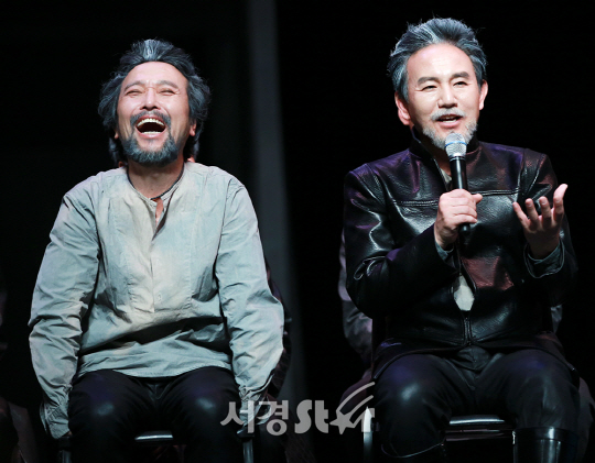 배우 안석환, 손병호가 9일 오후 서울 용산구 국립중앙박물관에서 연극 ‘리어왕’ 프레스콜에 참석하고 있다.