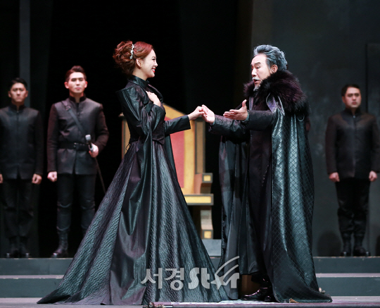배우 이태임, 손병호가 9일 오후 서울 용산구 국립중앙박물관에서 연극 ‘리어왕’ 프레스콜에 참석해 시연을 선보이고 있다.