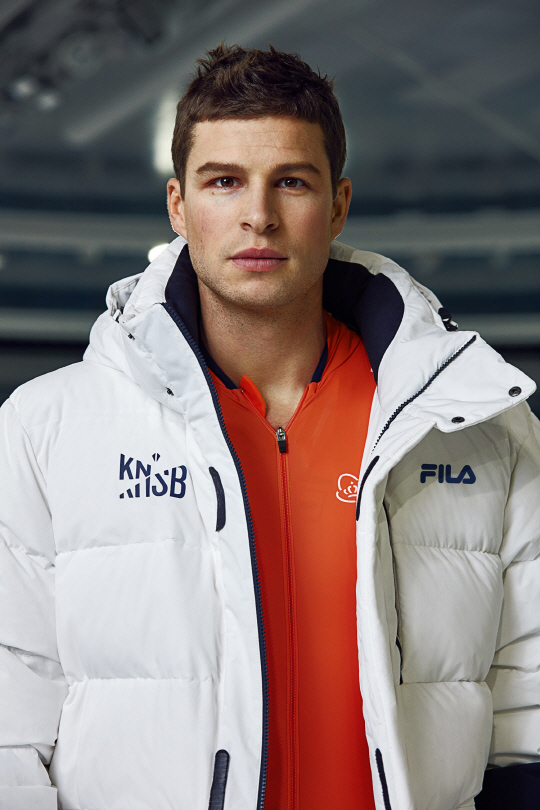휠라의 KNSB 롱다운 재킷. 모델인 네덜란드 빙상황제 스벤 크라머가 눈에 띄네요.
