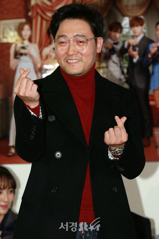 배우 이준혁이 9일 오후 서울 강남구 한 카페에서 진행된 네이버TV 웹예능 ‘포토피플’ 제작발표회에 참석해 포토타임을 갖고 있다.