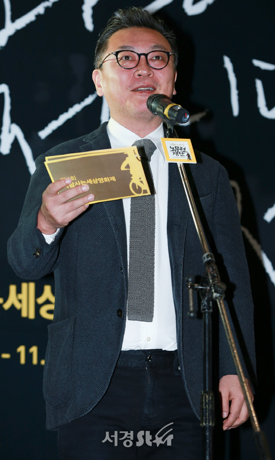 배우 김의성이 9일 오후 서울 종로구 서울극장에서 열린 제4회 사람사는세상영화제 개막식에 참석하고 있다.