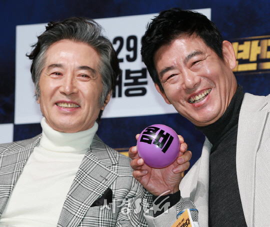 배우 백윤식, 성동일이 9일 오전 서울 강남구 CGV 압구정에서 열린 영화 ‘반드시 잡는다(감독 김홍선)’ 제작보고회에 참석하고 있다.