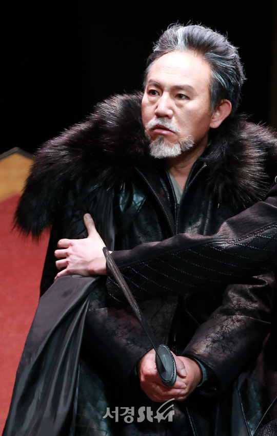 배우 손병호가 9일 오후 서울 용산구 국립중앙박물관에서 연극 ‘리어왕’ 프레스콜에 참석해 시연을 선보이고 있다.