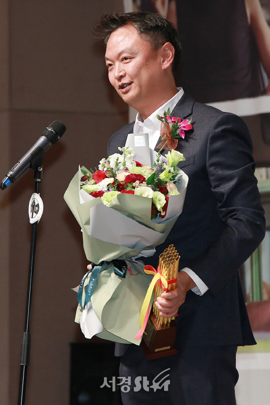 강윤성 감독이 9일 오후 서울 중구 프레스센터 20층 국제회의장에서 열린 제 37회 영평상 시상식에 참석해 신인감독상을 수상했다.