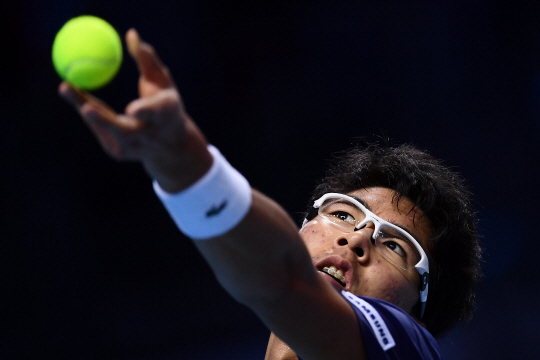 South Korea Hyeon Chung serves to Russia‘s Andrey Rublev during their men’s singles semi final match of the first edition of the Next Generation ATP Finals in Milan on November 8, 2017, an annual men‘s youth tennis tournament organized by the Italian Tennis Federation and the Italian Olympic Committee. / AFP PHOTO / MARCO BERTORELLO      <저작권자(c) 연합뉴스, 무단 전재-재배포 금지>