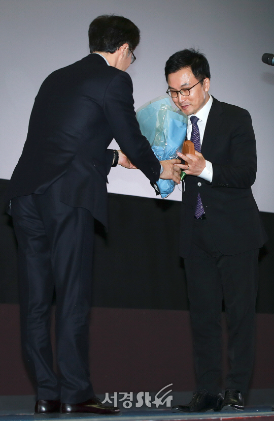9일 오후 서울 종로구 서울극장에서 열린 제4회 사람사는세상영화제 개막식에서 ‘택시운전사’의 실제 주인공인 고 김사복씨의 아들 김승필씨가 아버지를 대신해 사람상을 수상하고 있다.